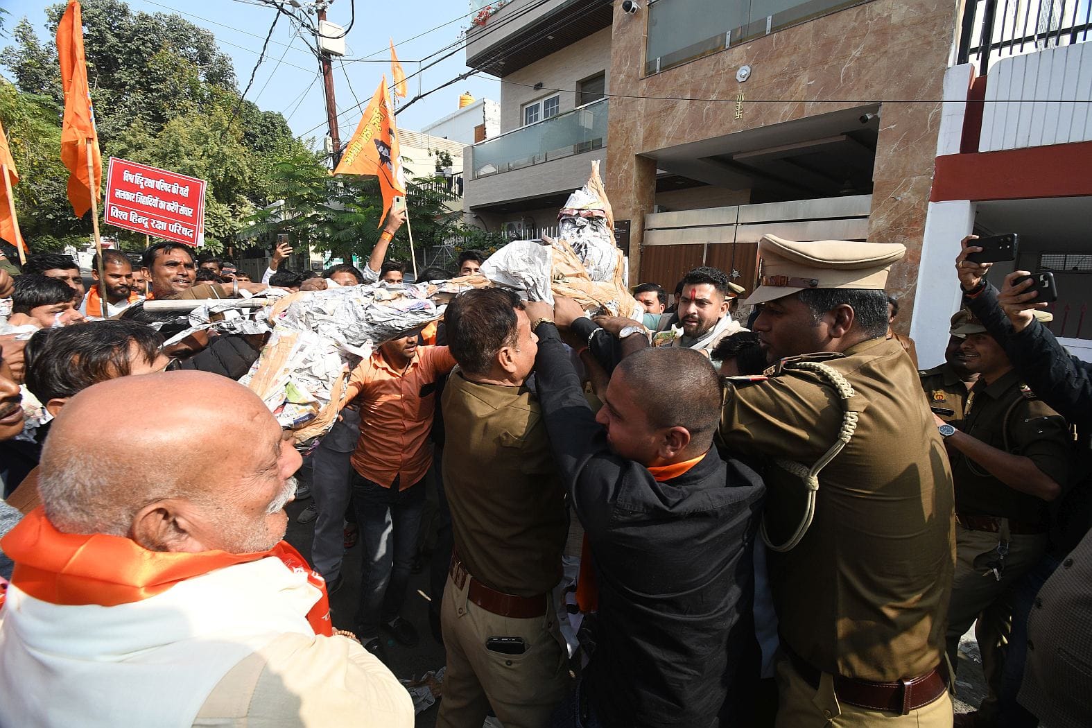 विश्व हिंदू रक्षा परिषद के कार्यकर्ताओं ने गोमतीनगर में मौलाना महमूद मदनी, तेलंगाना के सीएम रेव विश्व हिंदू रक्षा परिषद के कार्यकर्ताओं ने गोमतीनगर में मौलाना महमूद मदनी, तेलंगाना के सीएम रेव
