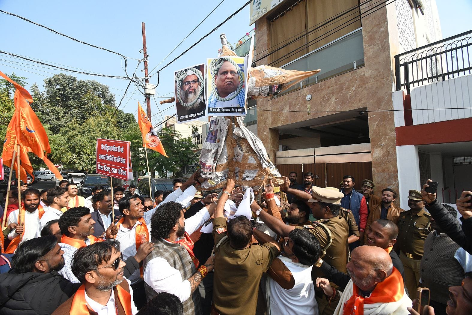 विश्व हिंदू रक्षा परिषद के कार्यकर्ताओं ने गोमतीनगर में मौलाना महमूद मदनी, तेलंगाना के सीएम रेव विश्व हिंदू रक्षा परिषद के कार्यकर्ताओं ने गोमतीनगर में मौलाना महमूद मदनी, तेलंगाना के सीएम रेव