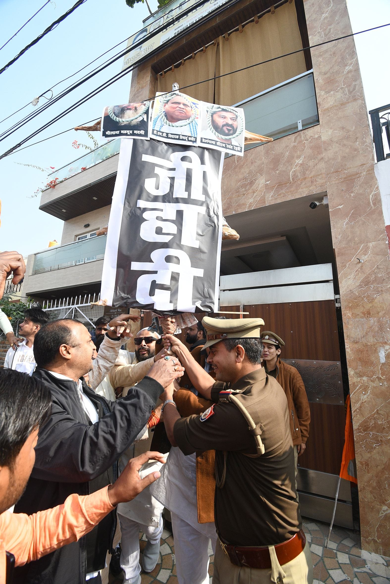 विश्व हिंदू रक्षा परिषद के कार्यकर्ताओं ने गोमतीनगर में मौलाना महमूद मदनी, तेलंगाना के सीएम रेव विश्व हिंदू रक्षा परिषद के कार्यकर्ताओं ने गोमतीनगर में मौलाना महमूद मदनी, तेलंगाना के सीएम रेव