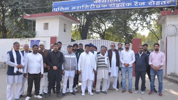 02...रोहतक के गांव हुमायूंपुर में पैरा पावरलिफ्टर रोहित धनखड़ की मां संतोष को ढांढस बंधाते सांसद 02...रोहतक के गांव हुमायूंपुर में पैरा पावरलिफ्टर रोहित धनखड़ की मां संतोष को ढांढस बंधाते सांसद