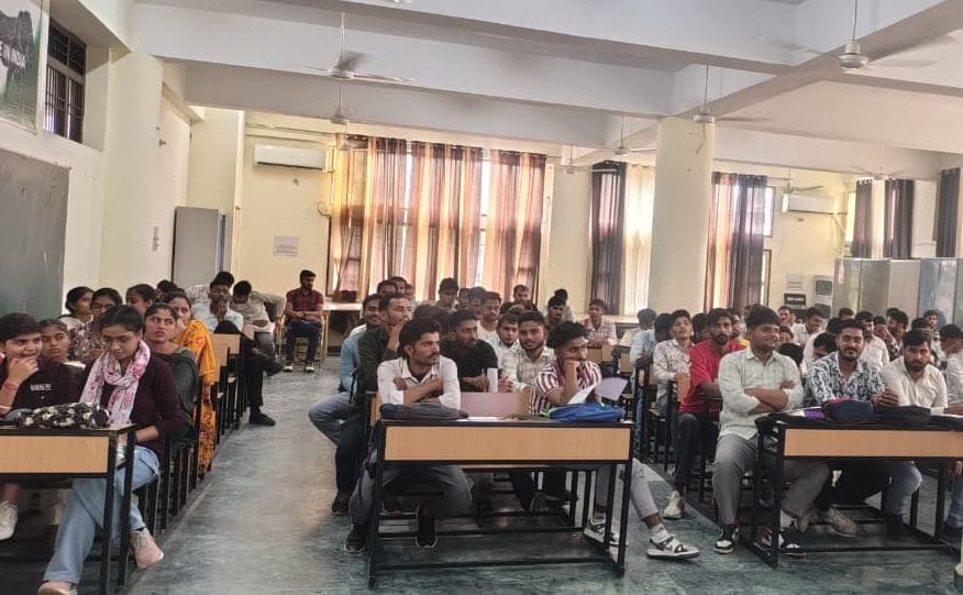 05जेएनडी12 : राजकीय औद्योगिक प्रशिक्षण संस्थान में आवेदन करते छात्र। स्रोत संस्थान 05जेएनडी12 : राजकीय औद्योगिक प्रशिक्षण संस्थान में आवेदन करते छात्र। स्रोत संस्थान