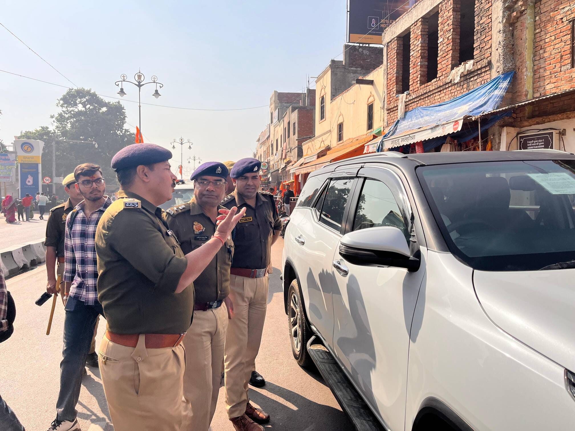 19-टेढ़ीबाजार से रामनगरी में प्रवेश कर रहे वाहनों की चेकिंग करते पुलिसकर्मी।-संवाद