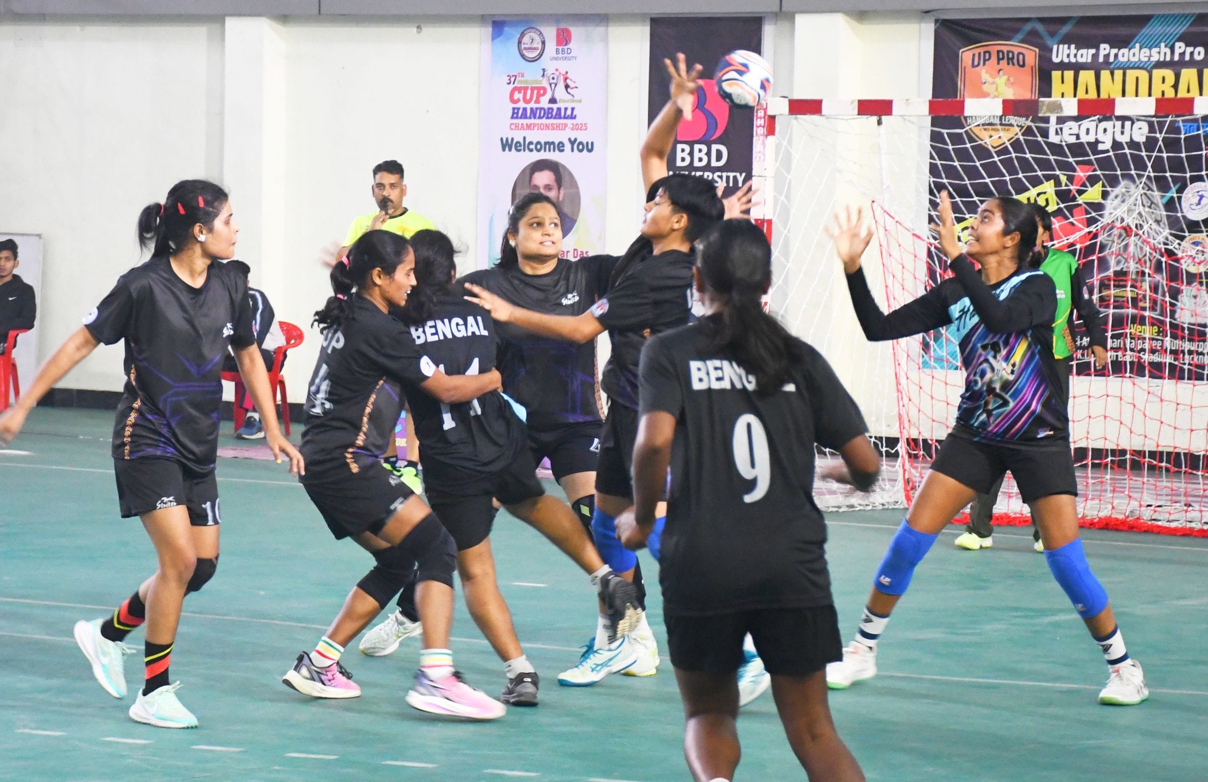 37वीं फेडरेशन कप हैंडबॉल चैंपियनशिप के पहले दिए मुकाबले में भिड़ती यूपी व पश्चिम बंगाल की टीम।