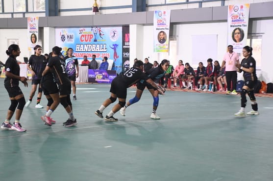 37वीं फेडरेशन कप हैंडबॉल चैंपियनशिप के पहले दिए मुकाबले में भिड़ती यूपी व पश्चिम बंगाल की टीम।