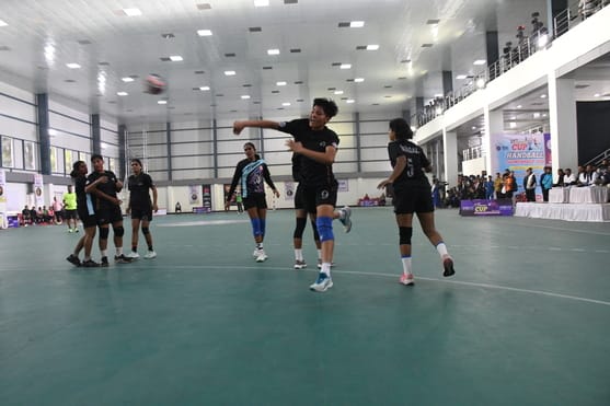 37वीं फेडरेशन कप हैंडबॉल चैंपियनशिप के पहले दिए मुकाबले में भिड़ती यूपी व पश्चिम बंगाल की टीम।