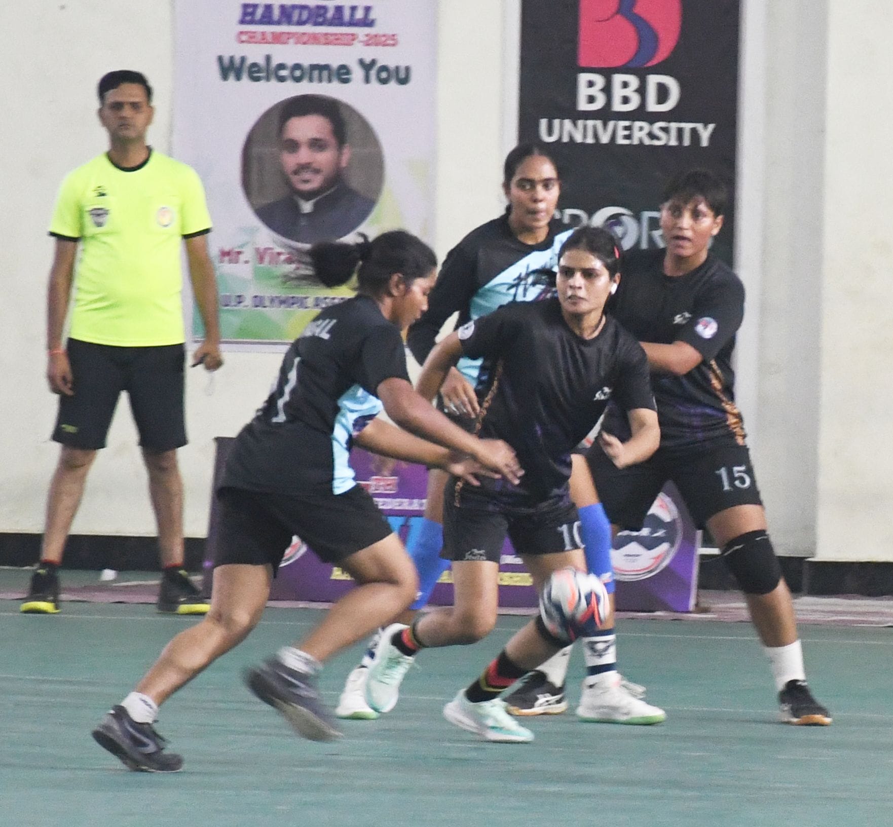 37वीं फेडरेशन कप हैंडबॉल चैंपियनशिप के पहले दिए मुकाबले में भिड़ती यूपी व पश्चिम बंगाल की टीम।