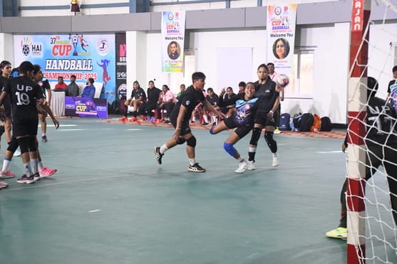 37वीं फेडरेशन कप हैंडबॉल चैंपियनशिप के पहले दिए मुकाबले में भिड़ती यूपी व पश्चिम बंगाल की टीम।