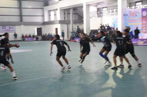 37वीं फेडरेशन कप हैंडबॉल चैंपियनशिप के पहले दिए मुकाबले में भिड़ती यूपी व पश्चिम बंगाल की टीम।