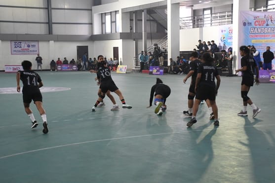 37वीं फेडरेशन कप हैंडबॉल चैंपियनशिप के पहले दिए मुकाबले में भिड़ती यूपी व पश्चिम बंगाल की टीम।