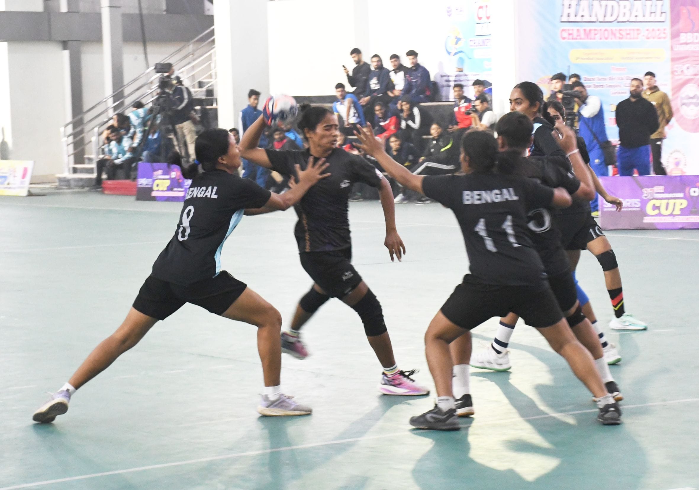 37वीं फेडरेशन कप हैंडबॉल चैंपियनशिप के पहले दिए मुकाबले में भिड़ती यूपी व पश्चिम बंगाल की टीम।