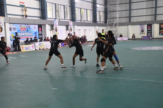 37वीं फेडरेशन कप हैंडबॉल चैंपियनशिप के पहले दिए मुकाबले में भिड़ती यूपी व पश्चिम बंगाल की टीम।