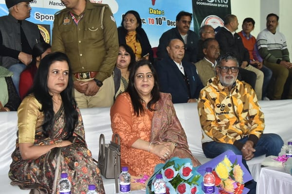 37वीं फेडरेशन कप हैंडबॉल चैंपियनशिप के पहले दिए मुकाबले में भिड़ती यूपी व पश्चिम बंगाल की टीम।
