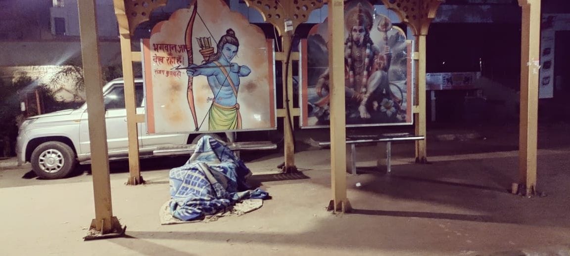 42- रोडवेज बस अड्डा परिसर के वेटिंग हाल में कंबल और चादर में सिमटे यात्री- ब्यूरो 42- रोडवेज बस अड्डा परिसर के वेटिंग हाल में कंबल और चादर में सिमटे यात्री- ब्यूरो