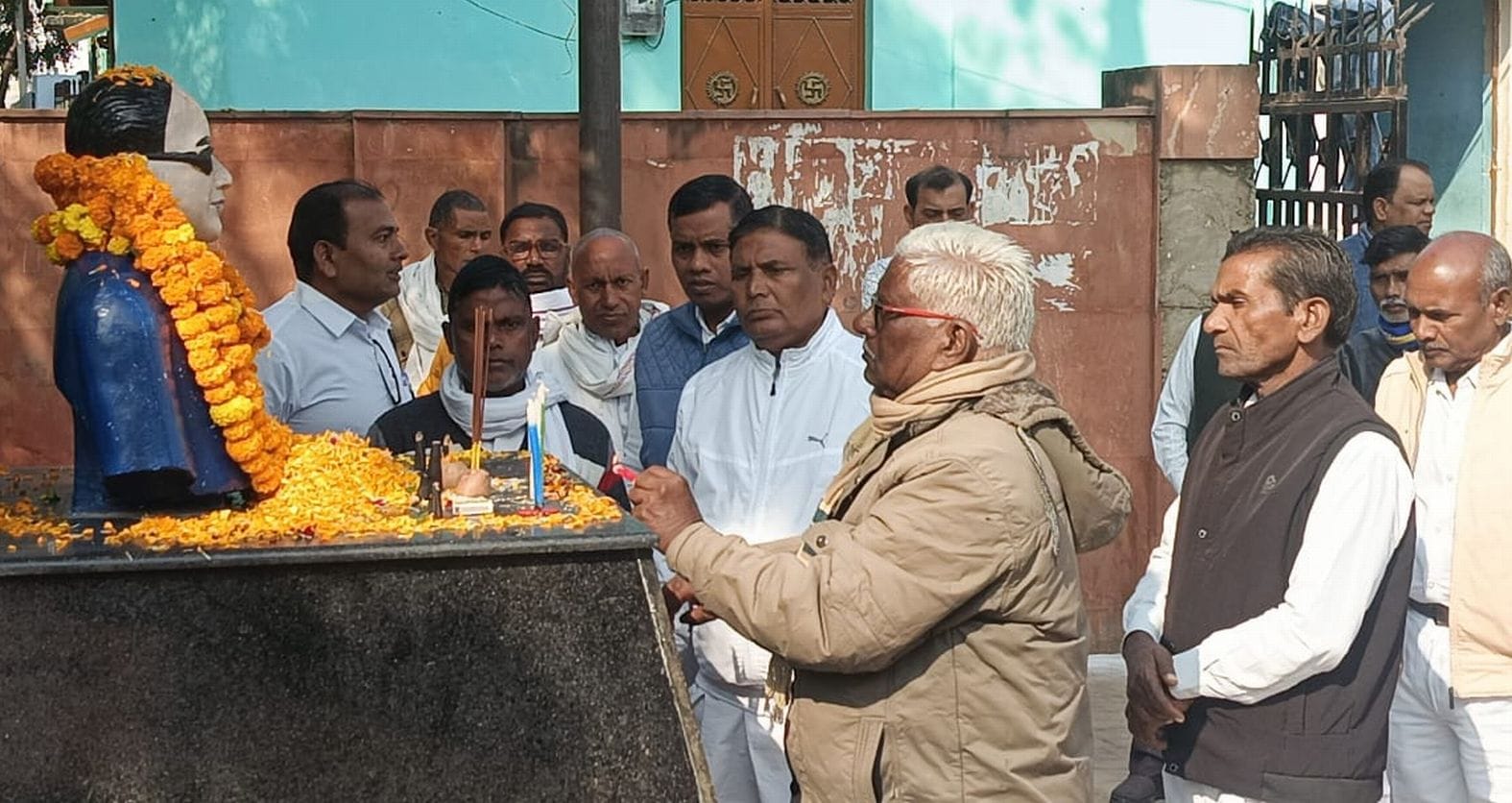अमहट स्थित जामा मस्जिद के पास हजरत उम्मुल बनीन के शहादत दिवस पर दुआ करते लोग। स्रोत-सोशल मीडि अमहट स्थित जामा मस्जिद के पास हजरत उम्मुल बनीन के शहादत दिवस पर दुआ करते लोग। स्रोत-सोशल मीडि