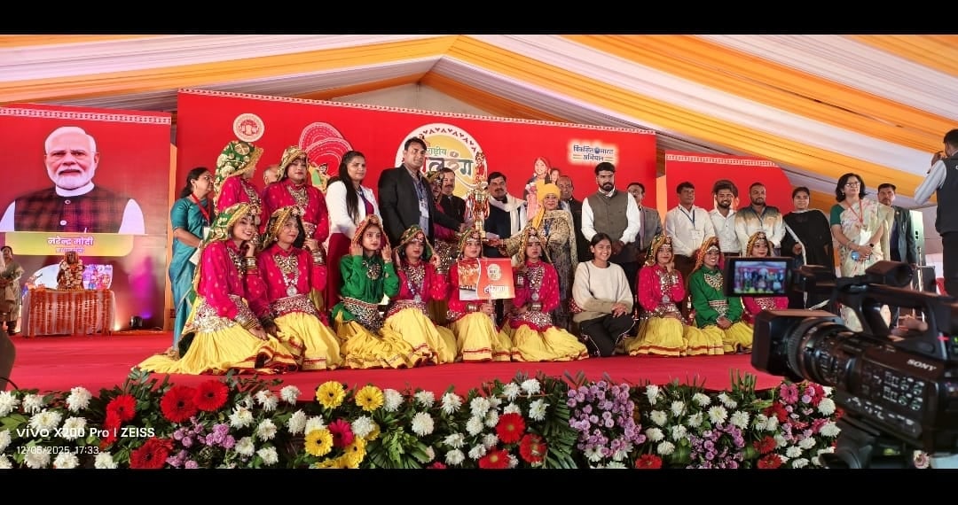 भोपाल में आयोजित राष्ट्रीय बाल रंग उत्सव में समूह नृत्य में उपविजेता रही हरियाणा की टीम।