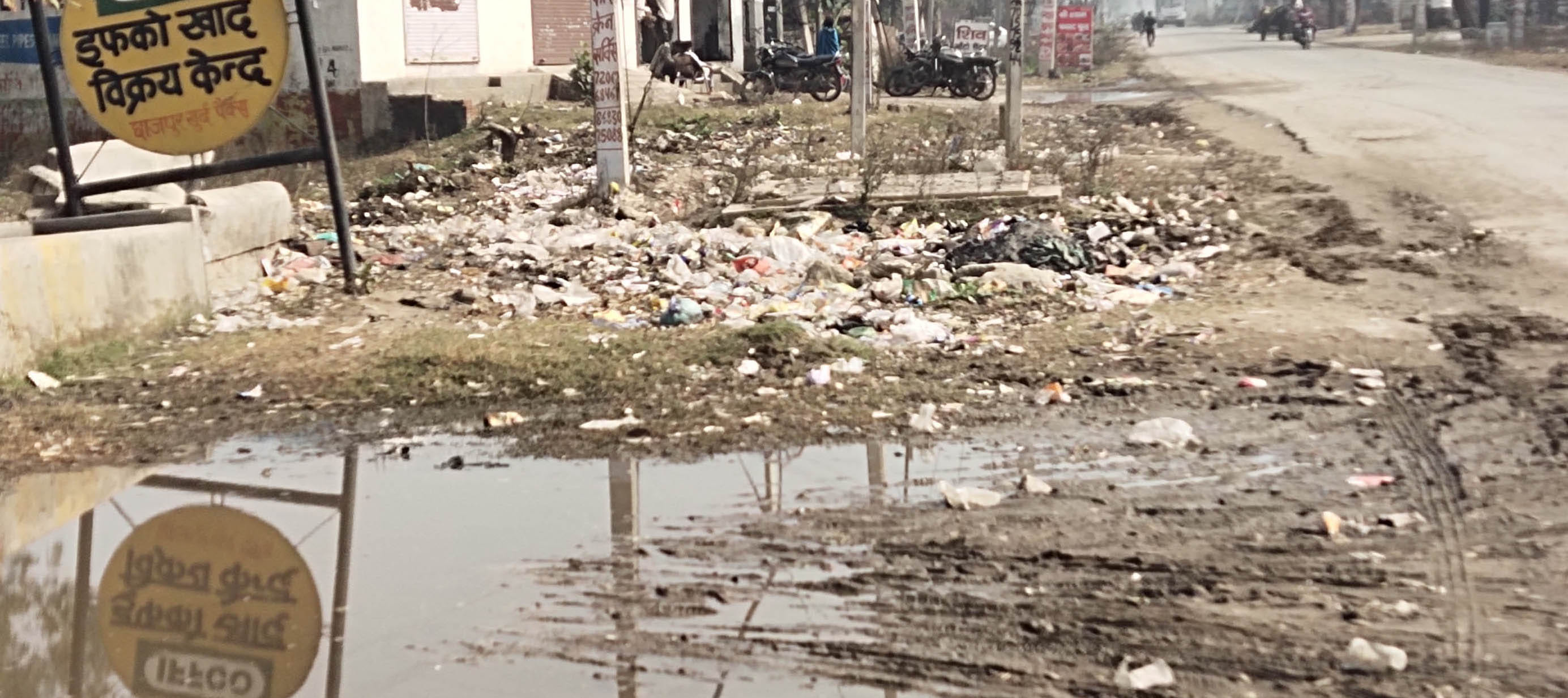 छाजपुर खुर्द गांव में लगे गंदगी के ढेर। संवाद
