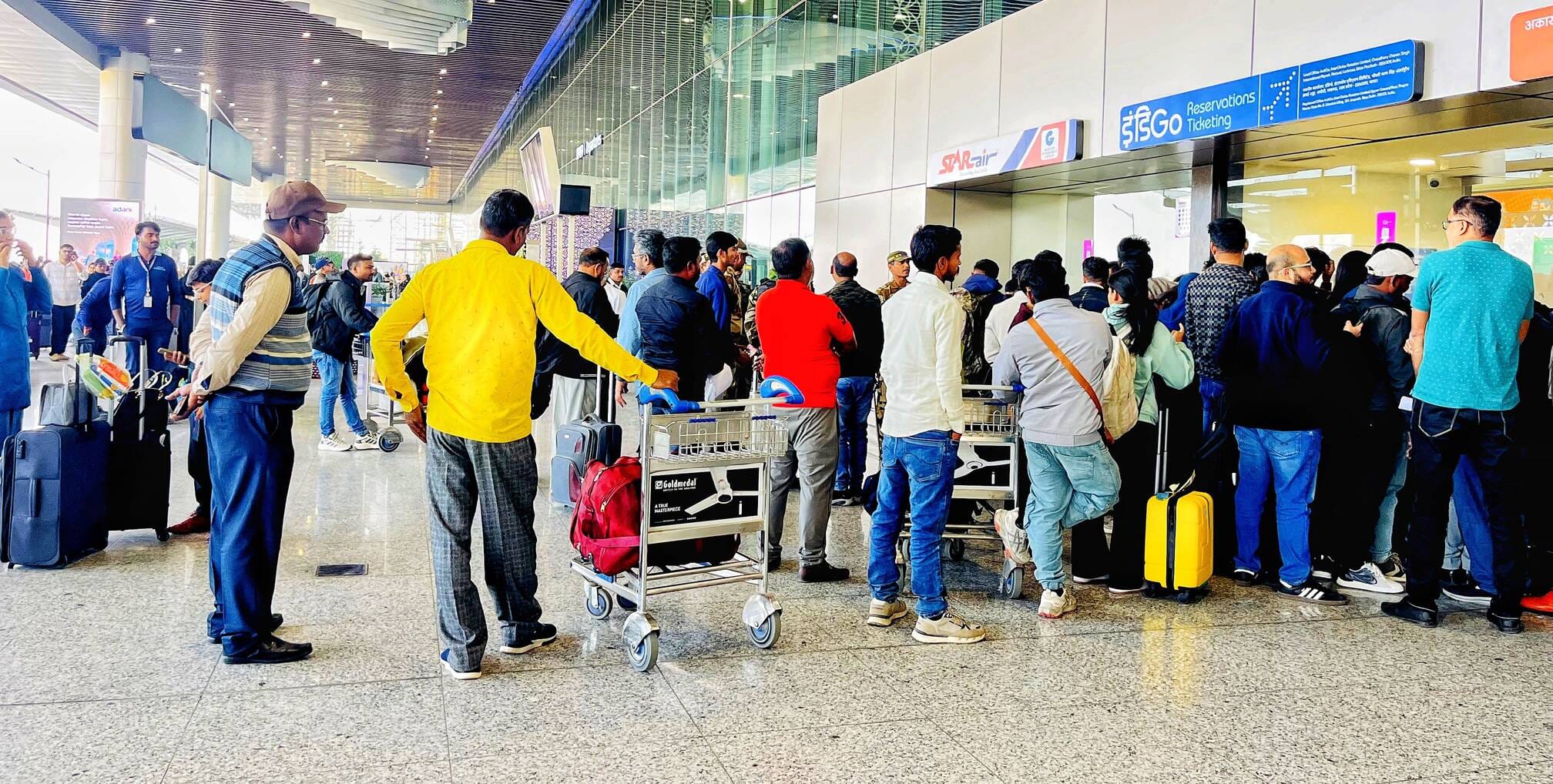 एयरपोर्ट पर परेशान यात्री। एयरपोर्ट पर परेशान यात्री।