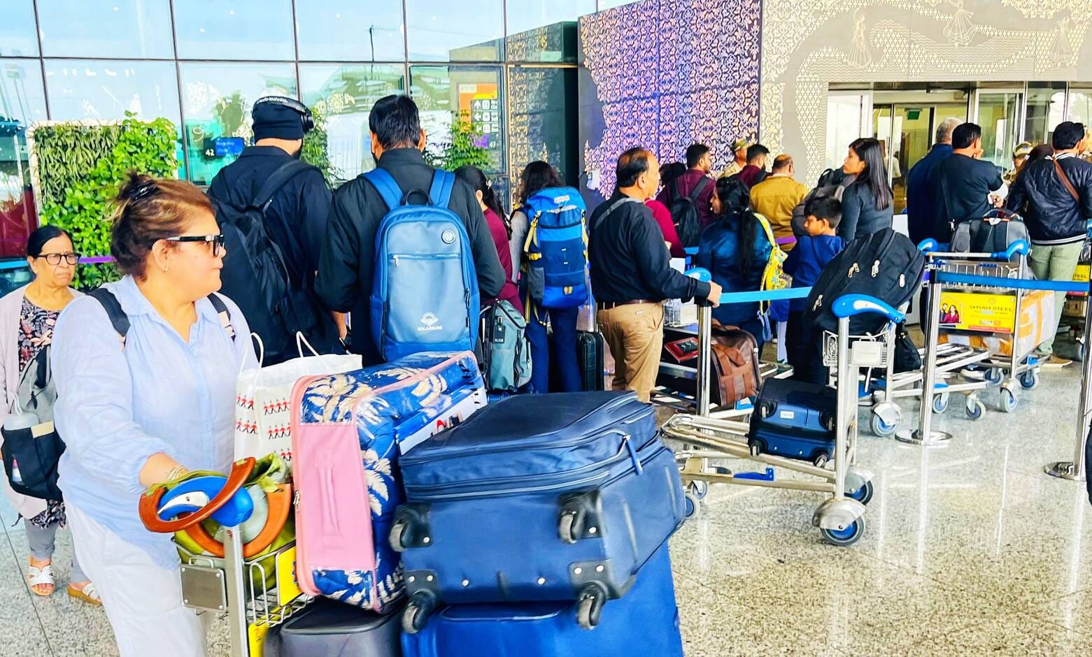 एयरपोर्ट पर परेशान यात्री। एयरपोर्ट पर परेशान यात्री।