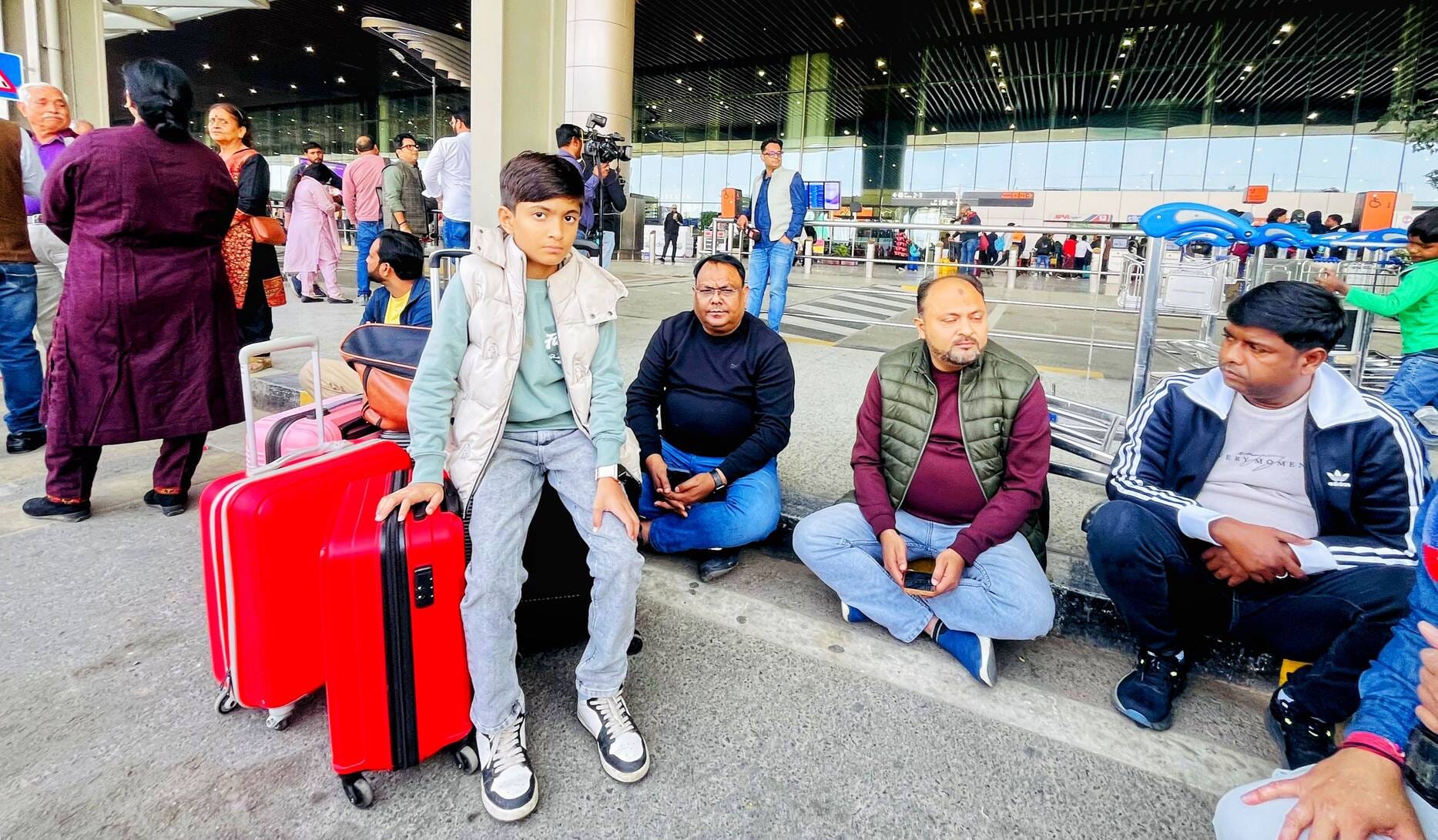 एयरपोर्ट पर परेशान यात्री। एयरपोर्ट पर परेशान यात्री।