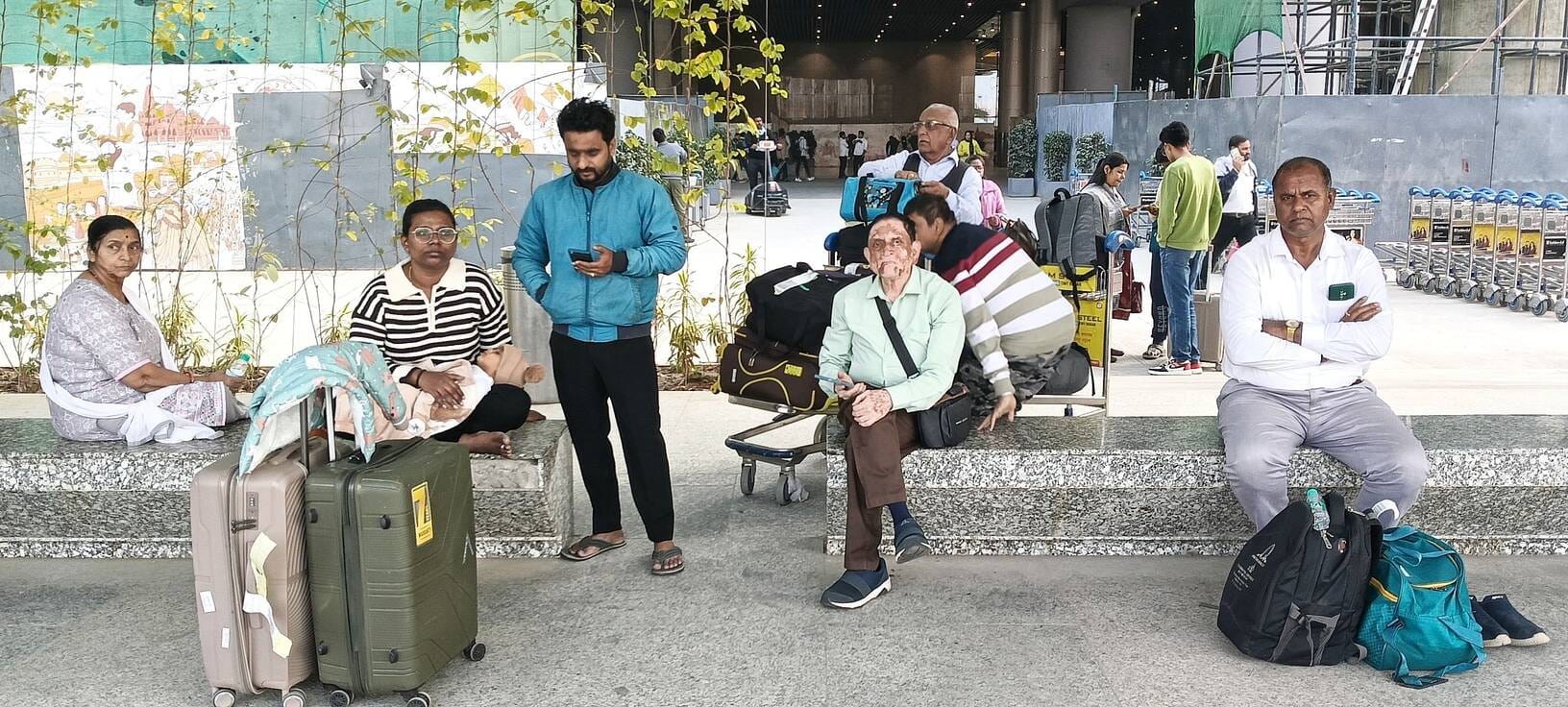 एयरपोर्ट पर परेशान यात्री। एयरपोर्ट पर परेशान यात्री।