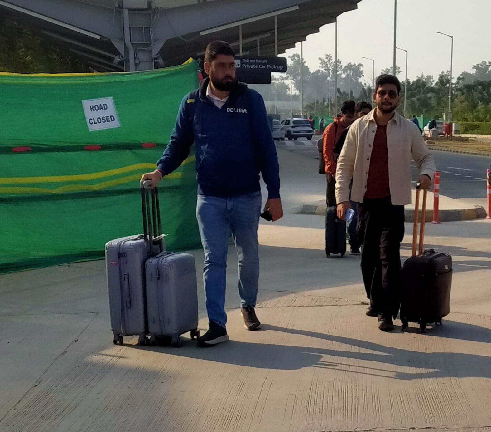 एयरपोर्ट पर परेशान यात्री। एयरपोर्ट पर परेशान यात्री।