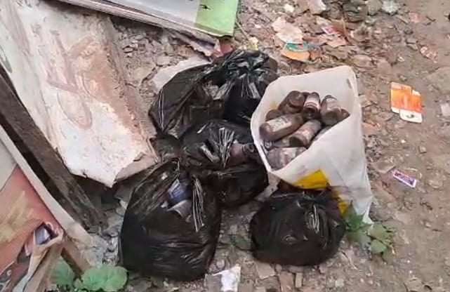 फोटो 05 एचएएमपी 23- गोदाम को मौके पर ही सीज करते अधिकारी। संवाद