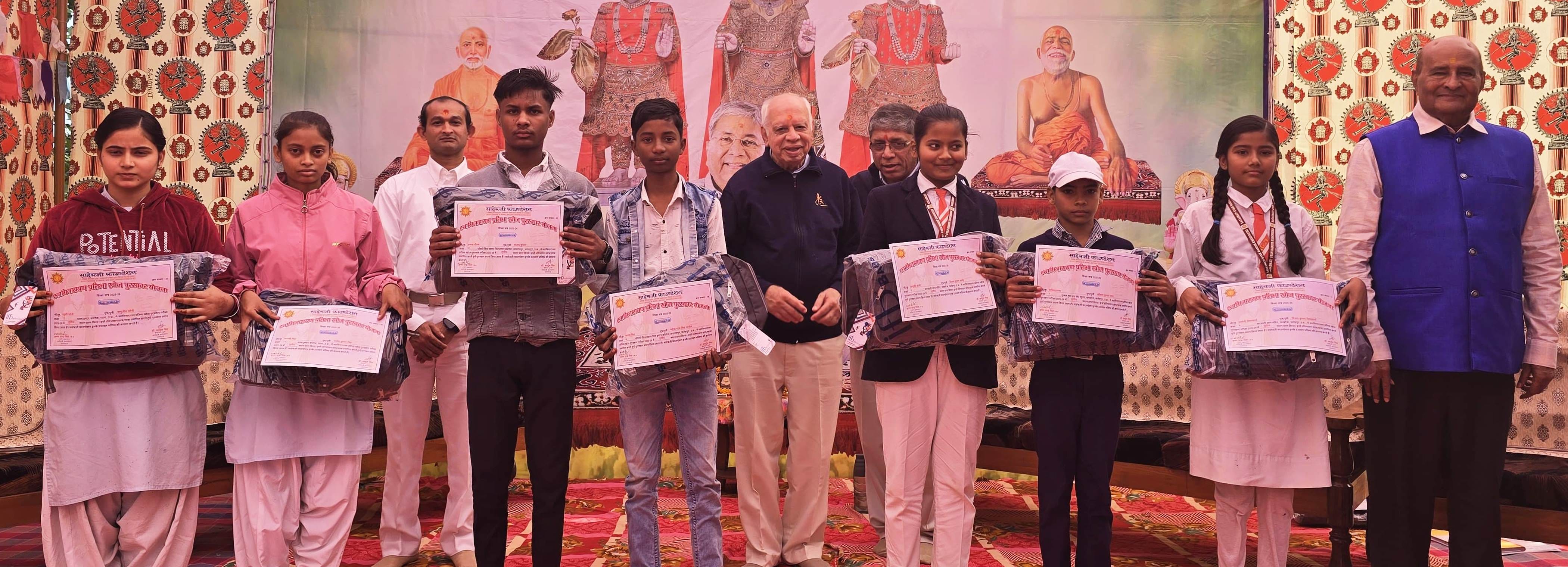 फोटो-13-प्रमाण पत्र व अध्ययन सामग्री किट लिए खड़े छात्र-छात्रा। संवाद