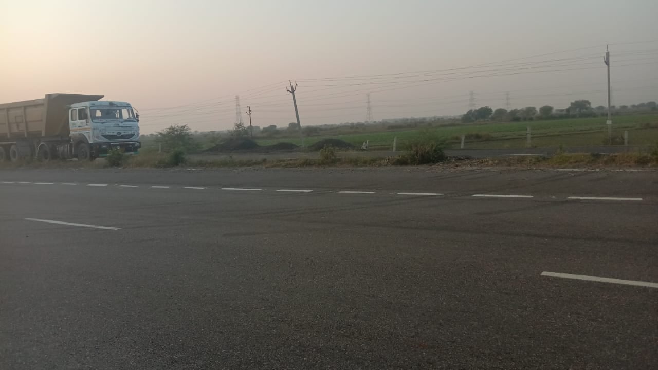 फोटो - 22 संकट मोचन पर डिवाइडर से मिली सड़क। फोटो - 22 संकट मोचन पर डिवाइडर से मिली सड़क।