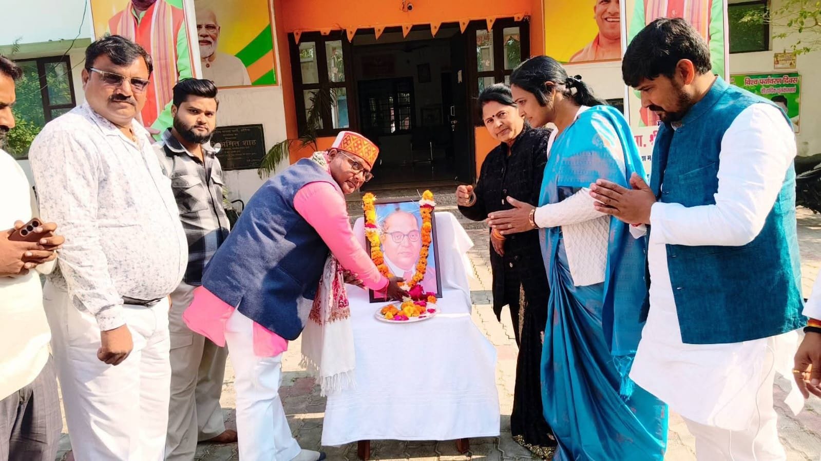 फोटो-24-सपा कार्यालय पर बाबा साहेब की चित्र पर माल्यार्पण करते जिलाध्यक्ष व अन्य। स्रोत, पदाधिक