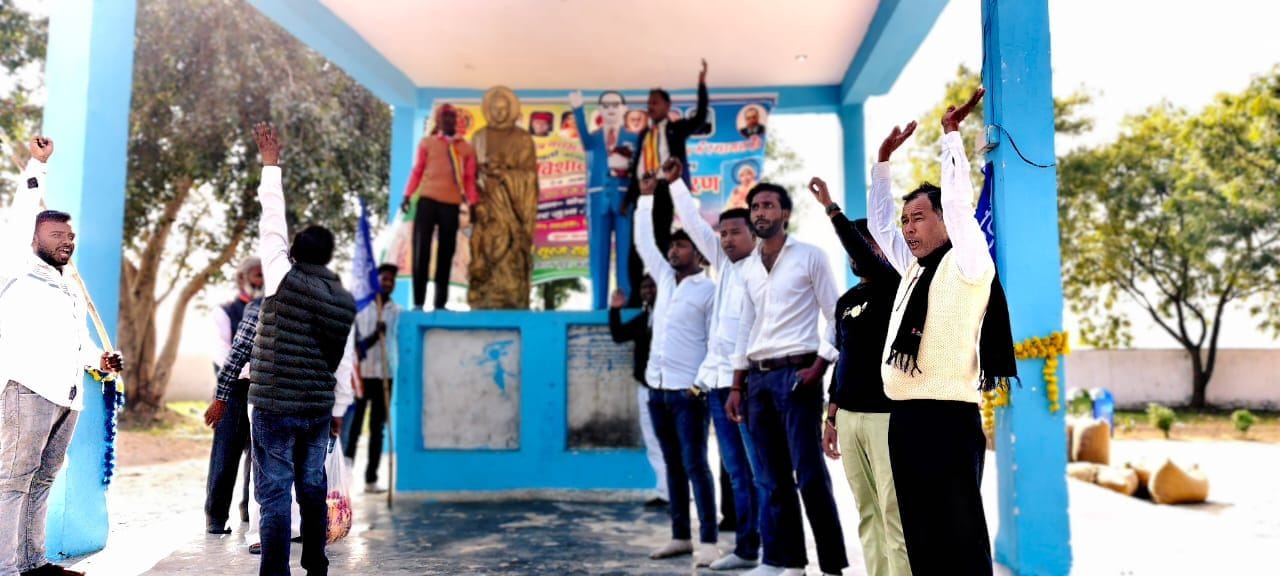 फोटो-24-सपा कार्यालय पर बाबा साहेब की चित्र पर माल्यार्पण करते जिलाध्यक्ष व अन्य। स्रोत, पदाधिक