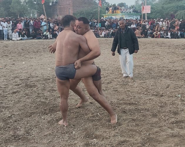 फोटो-24-दंगल में जोरआजमाइश करते हुए पहलवान। संवाद फोटो-24-दंगल में जोरआजमाइश करते हुए पहलवान। संवाद