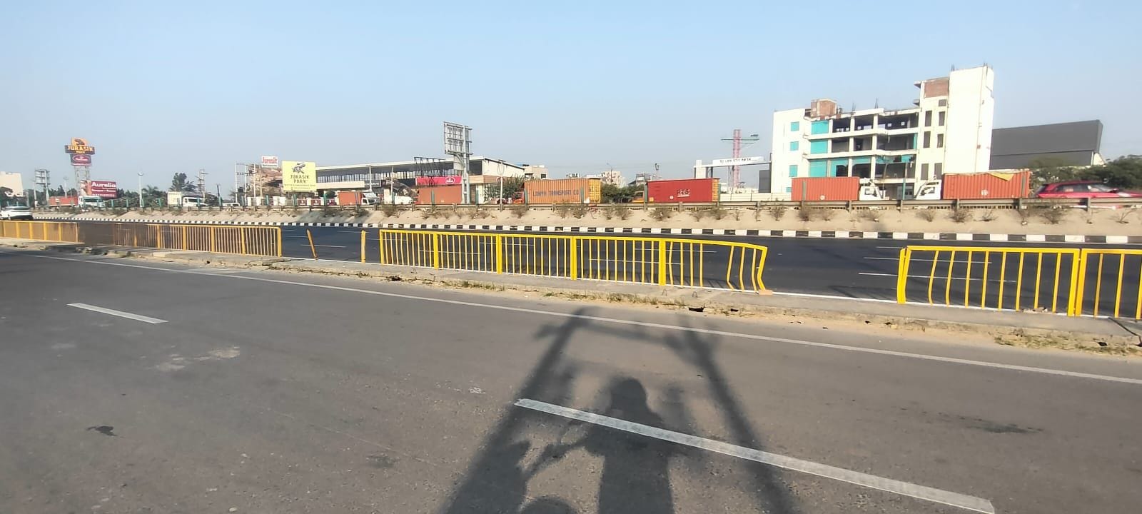 फोटो :34: सोनीपत के खरखौदा में एनएच-334बी पर पत्थर के बैरिकेड लगा रोका गया अवैध कट। संवाद फोटो :34: सोनीपत के खरखौदा में एनएच-334बी पर पत्थर के बैरिकेड लगा रोका गया अवैध कट। संवाद