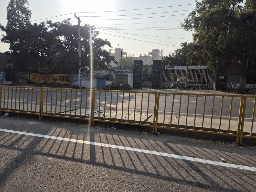 फोटो :34: सोनीपत के खरखौदा में एनएच-334बी पर पत्थर के बैरिकेड लगा रोका गया अवैध कट। संवाद फोटो :34: सोनीपत के खरखौदा में एनएच-334बी पर पत्थर के बैरिकेड लगा रोका गया अवैध कट। संवाद