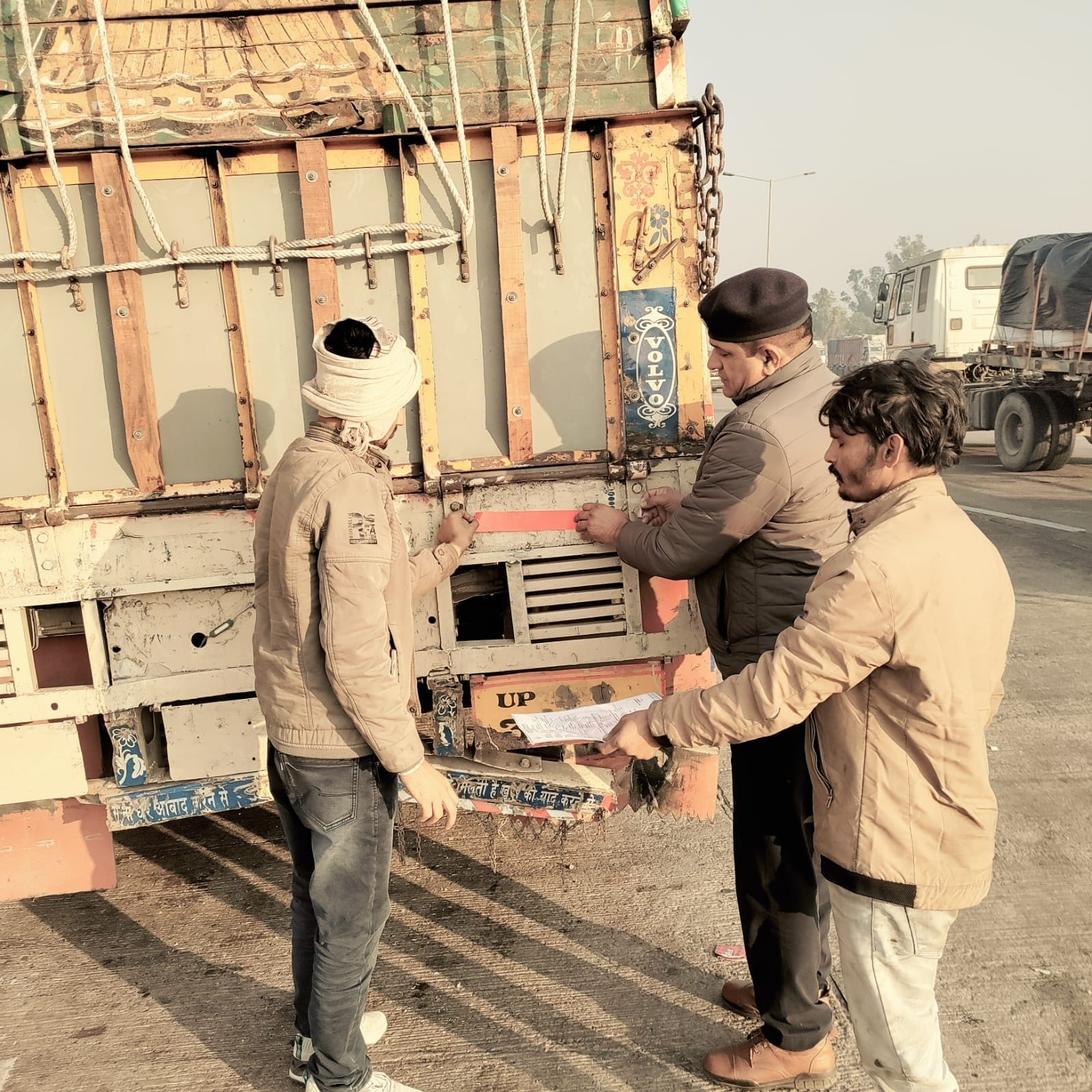 फोटो :34: सोनीपत के खरखौदा में एनएच-334बी पर पत्थर के बैरिकेड लगा रोका गया अवैध कट। संवाद फोटो :34: सोनीपत के खरखौदा में एनएच-334बी पर पत्थर के बैरिकेड लगा रोका गया अवैध कट। संवाद