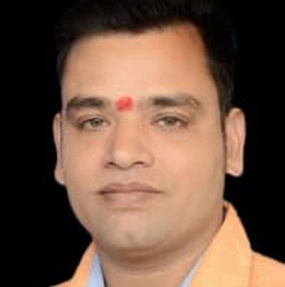 फुटवियर की दुकान पर जूता देखते ग्राहक। संवाद