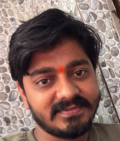 फुटवियर की दुकान पर जूता देखते ग्राहक। संवाद