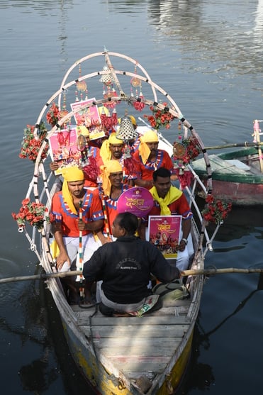 गोमती नदी में निकाली नौकाओं की भव्य शोभायात्रा में शामिल कलाकार। -अमर उजाला