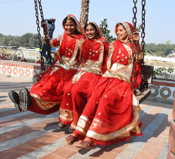 गोमती नदी में निकाली नौकाओं की भव्य शोभायात्रा में शामिल कलाकार। -अमर उजाला