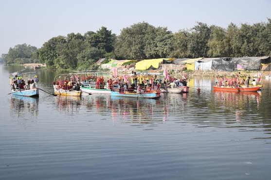 गोमती नदी में निकाली नौकाओं की भव्य शोभायात्रा में शामिल कलाकार। -अमर उजाला