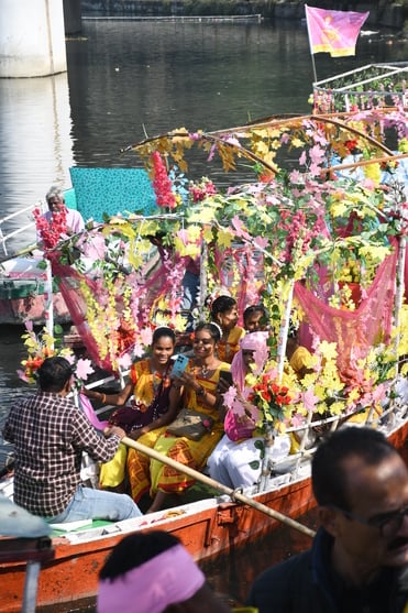 गोमती नदी में निकाली नौकाओं की भव्य शोभायात्रा में शामिल कलाकार। -अमर उजाला