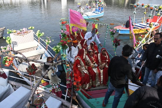 गोमती नदी में निकाली नौकाओं की भव्य शोभायात्रा में शामिल कलाकार। -अमर उजाला