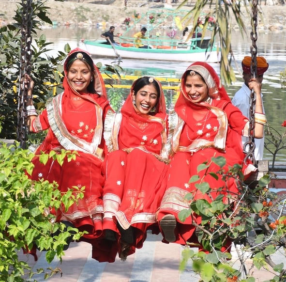 गोमती नदी में निकाली नौकाओं की भव्य शोभायात्रा में शामिल कलाकार। -अमर उजाला