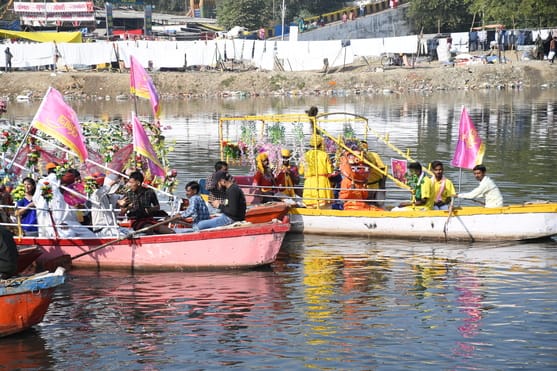 गोमती नदी में निकाली नौकाओं की भव्य शोभायात्रा में शामिल कलाकार। -अमर उजाला