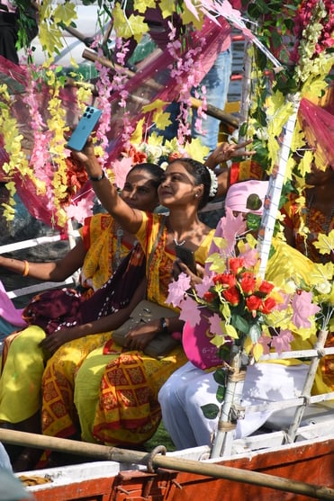 गोमती नदी में निकाली नौकाओं की भव्य शोभायात्रा में शामिल कलाकार। -अमर उजाला