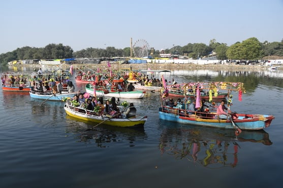 गोमती नदी में निकाली नौकाओं की भव्य शोभायात्रा में शामिल कलाकार। -अमर उजाला