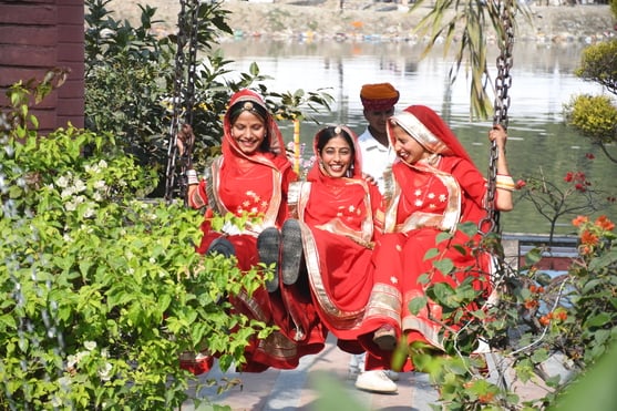 गोमती नदी में निकाली नौकाओं की भव्य शोभायात्रा में शामिल कलाकार। -अमर उजाला