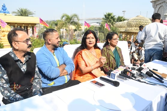गोमती नदी में निकाली नौकाओं की भव्य शोभायात्रा में शामिल कलाकार। -अमर उजाला