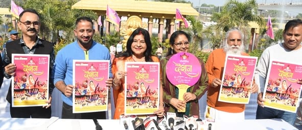 गोमती नदी में निकाली नौकाओं की भव्य शोभायात्रा में शामिल कलाकार। -अमर उजाला