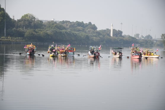 गोमती नदी में निकाली नौकाओं की भव्य शोभायात्रा में शामिल कलाकार। -अमर उजाला