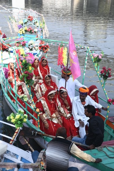 गोमती नदी में निकाली नौकाओं की भव्य शोभायात्रा में शामिल कलाकार। -अमर उजाला